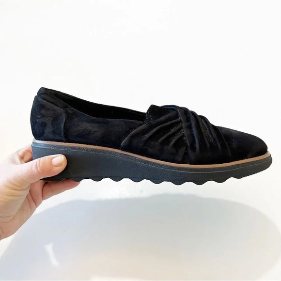 Clarks Sharon‎ Villa Black Suede Pleated Loafer Chunky Sole Women’s Size 9 EUC - Picture 2 of 10
